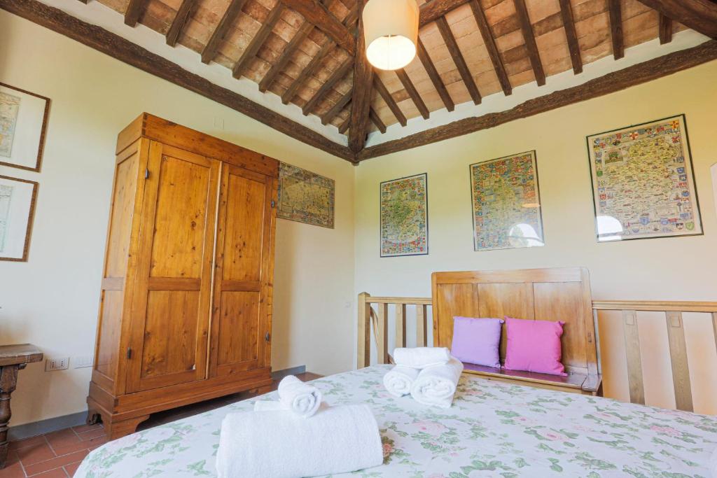 A bed or beds in a room at Casale La Fornace nel Chianti