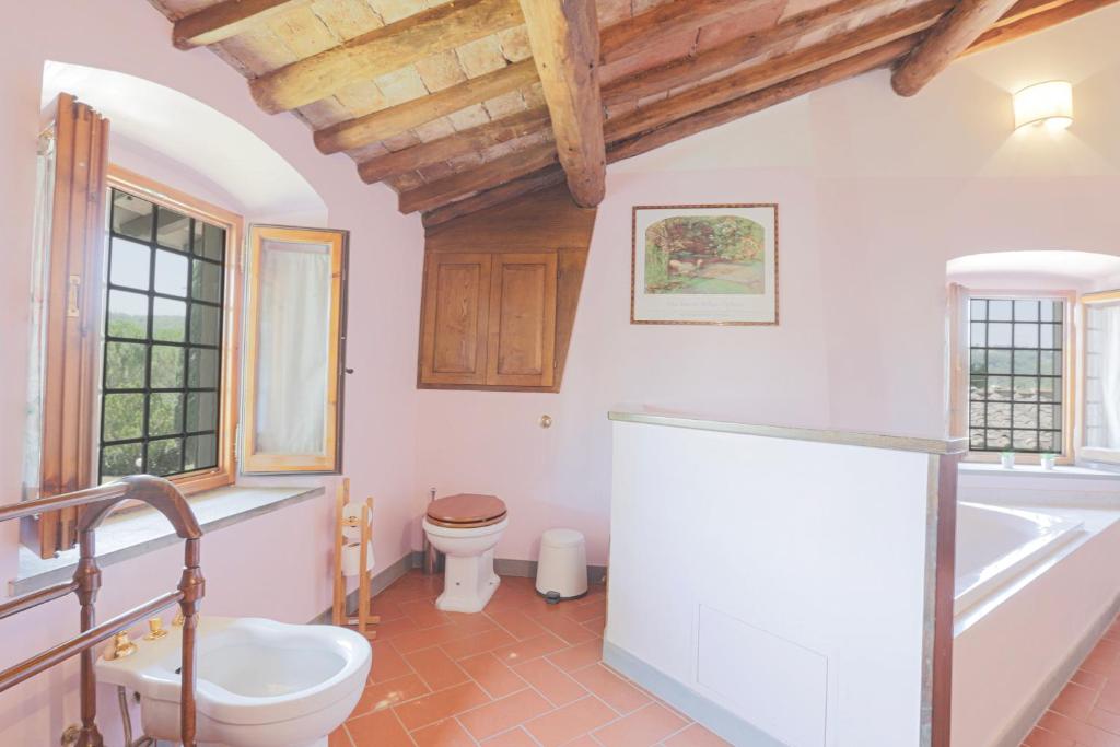 A bathroom at Casale La Fornace nel Chianti