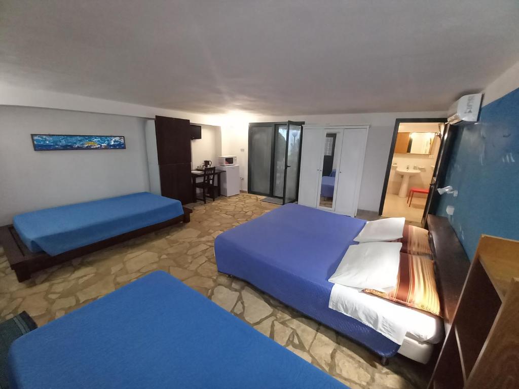 Postel nebo postele na pokoji v ubytování Breezes B&B