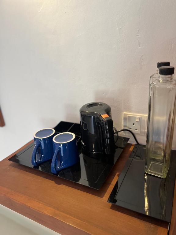 Příslušenství pro přípravu čaje a kávy v ubytování TEMBO Cottage Wilpattu