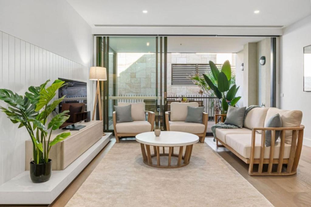 莫宁顿LUXE - Location, Style, Space in the heart of town的带沙发和桌子的客厅