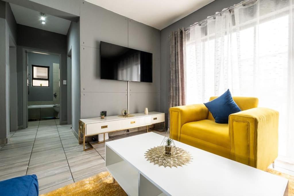 Et tv og/eller underholdning på Explore this stylish apartment in Fourways, Sandton