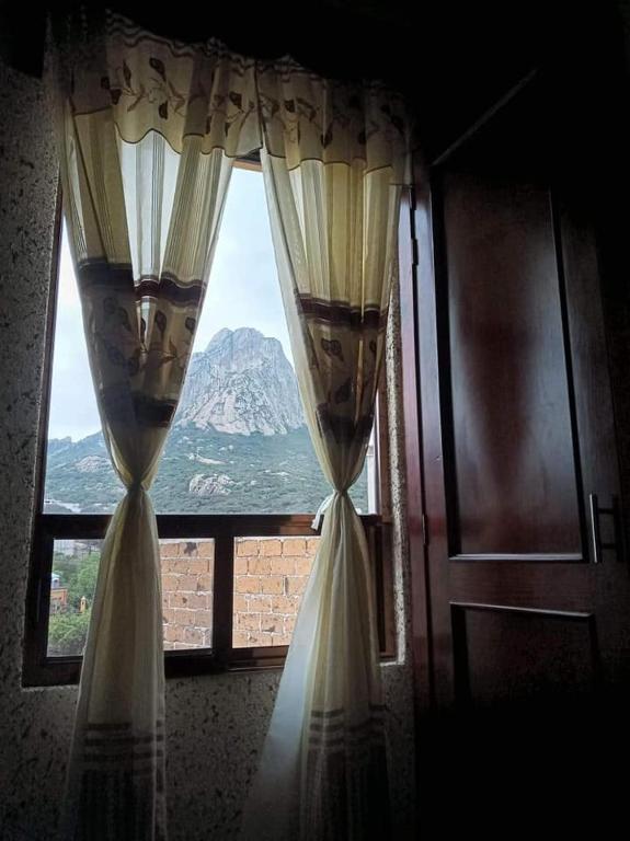 Nespecifikovaný výhled na hory nebo výhled na hory při pohledu z hotelu