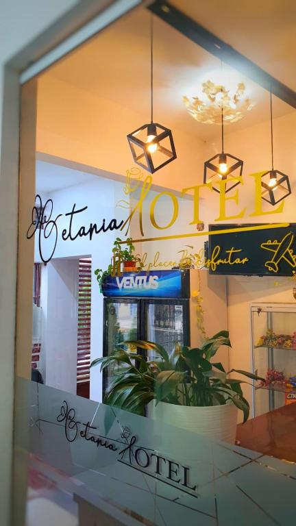 Una ventana de una tienda con un cartel. en Hotel Betania, en Jaén