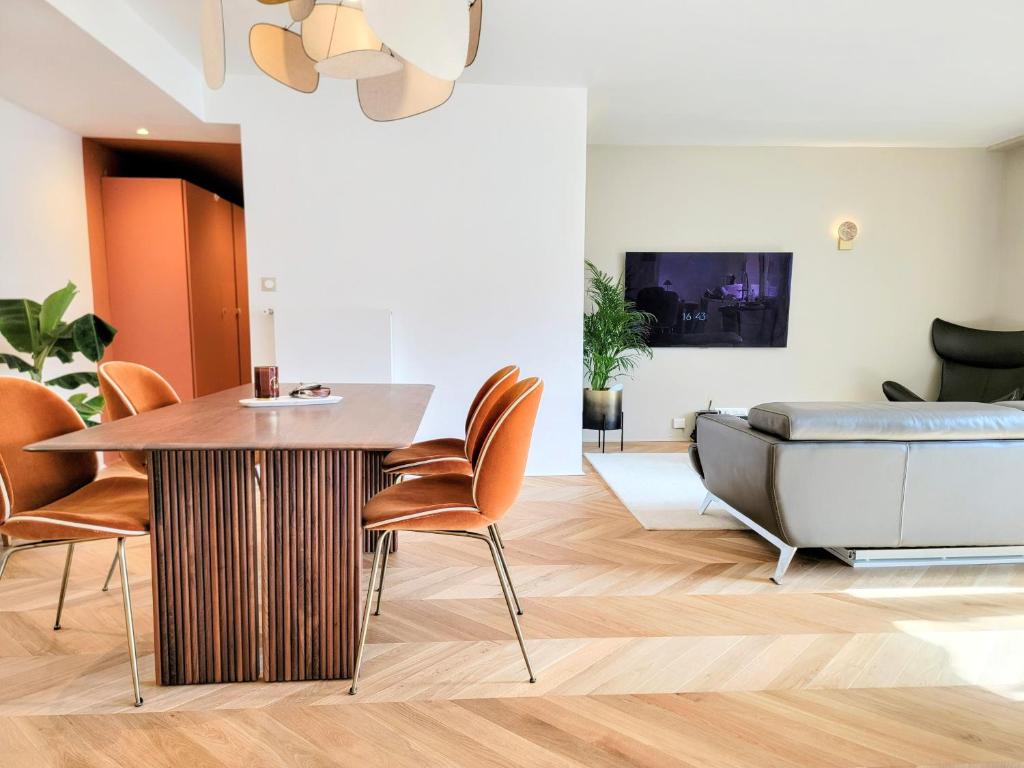 un salon avec une table et un canapé dans l'établissement Luxury Flat with balcony near Arc de Triomphe, à Paris