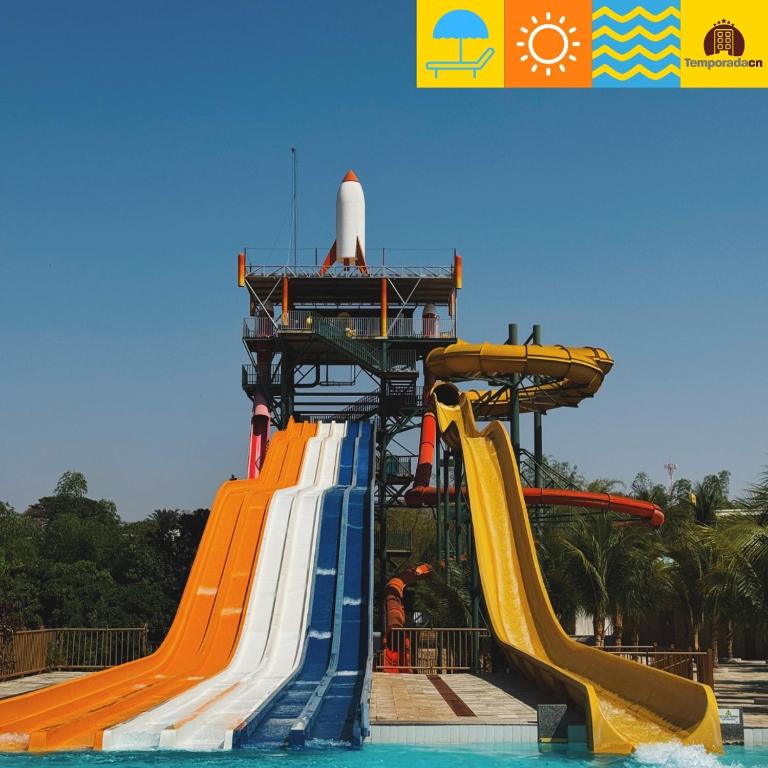 A piscina localizada em Piazza com acesso ao Acqua Park ou nos arredores