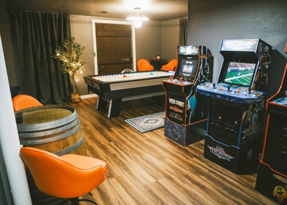 Habitación con 2 juegos de arcade y mesa de billar en Vibrant Forest Retreat - Game Room, Spa, Fire Pit - Sleeps10, en Spirit Lake