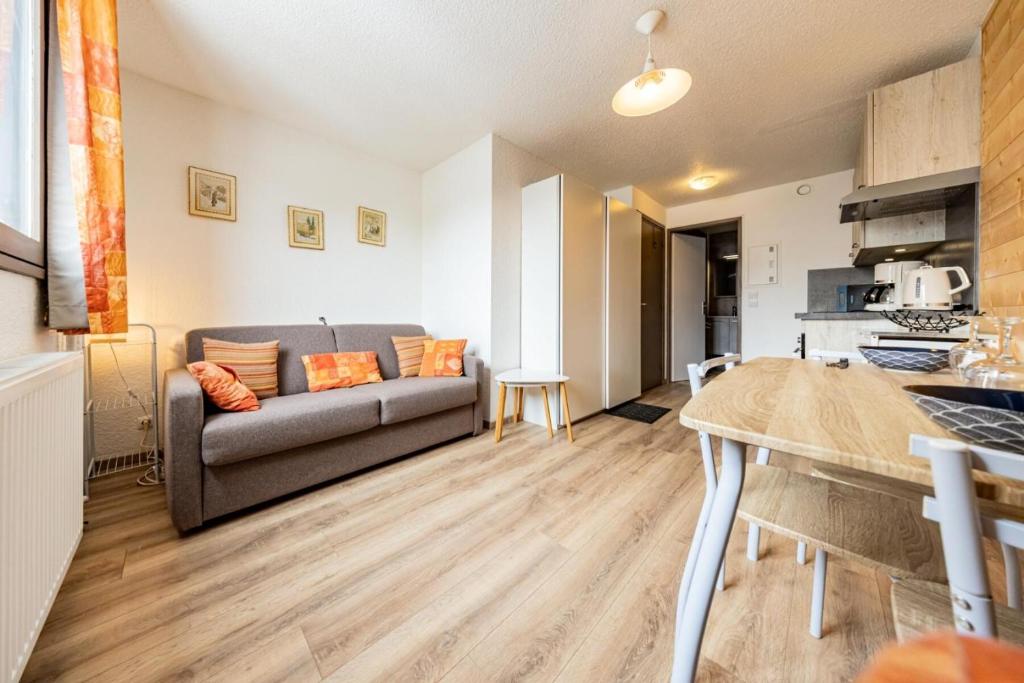 un soggiorno con un divano e un tavolo di Studio 2 Personnes Confort MAE-9511 a Saint-François-Longchamp