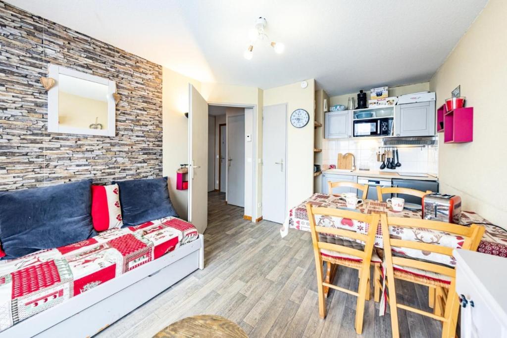 un soggiorno con un divano e un tavolo in una stanza di Appartement 2 Pièces 6 Personnes Confort MAE-9541 a Saint-François-Longchamp