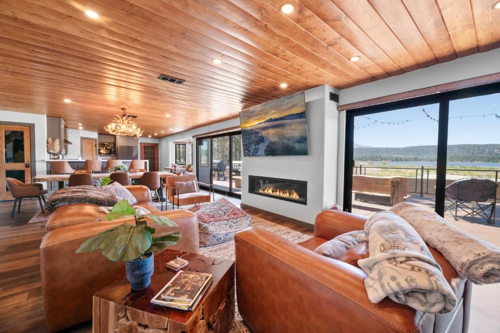 Posezení v ubytování The Lazy Bear - Indulge in breathtaking views of the expansive lake from this charming cabin.