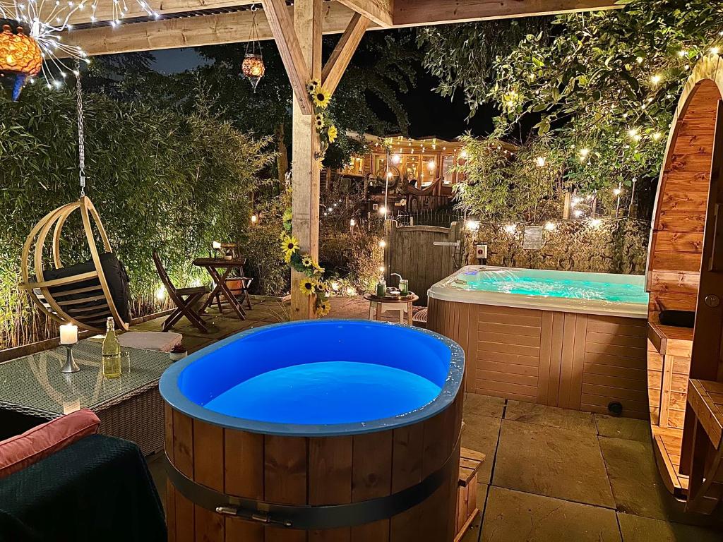 Bazén v ubytování The Base Vegan Retreat Animal Sanctuary nebo v jeho okolí