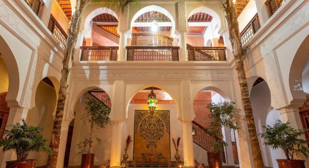 un bâtiment avec un couloir avec un escalier et une pièce dans l'établissement Riad Agdal Royal & Spa, à Marrakech