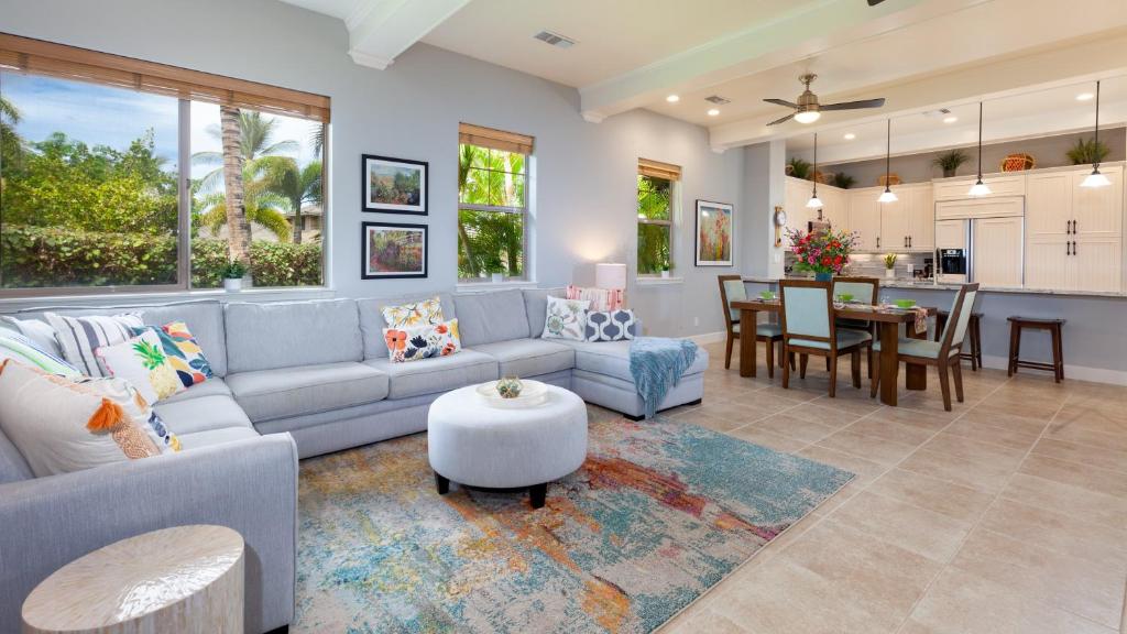 ワイコロアにあるTHE OASIS AT KULALANI Lovely 3BR Oasis in Kulalani Closest to Pool Complexのソファとテーブルのあるリビングルーム