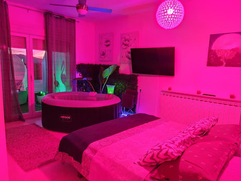 A bed or beds in a room at ÁTICO RILQUE, Apartamentos Independientes con Jacuzzi Privado y Terraza en Ronda