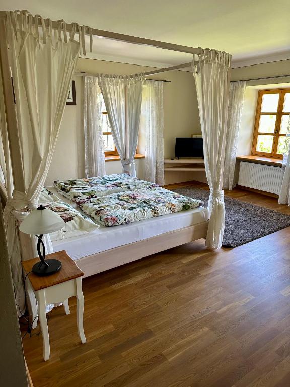 Postel nebo postele na pokoji v ubytování Statek Zahrádka Český Krumlov