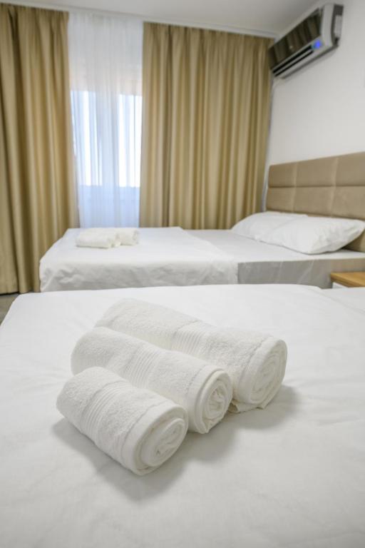Postel nebo postele na pokoji v ubytování NAŠ Apartman