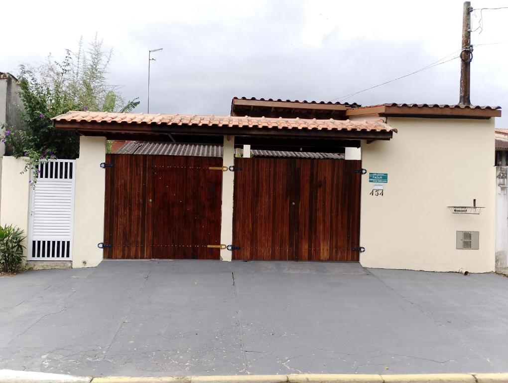 un garaje con una gran puerta de madera en una casa en Ótima localização em Ubatuba, en Ubatuba