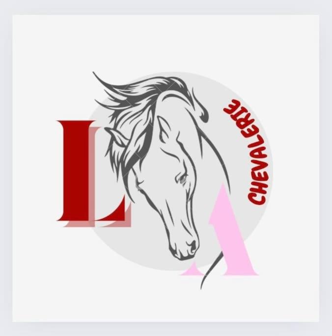 un cheval debout dans le coin de la lettre k dans l'établissement domainelachevalerie, à Chapdeuil