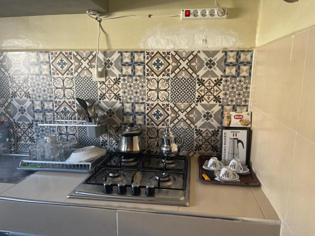 y cocina con encimera y fogones. en Darna tangier, en Tánger