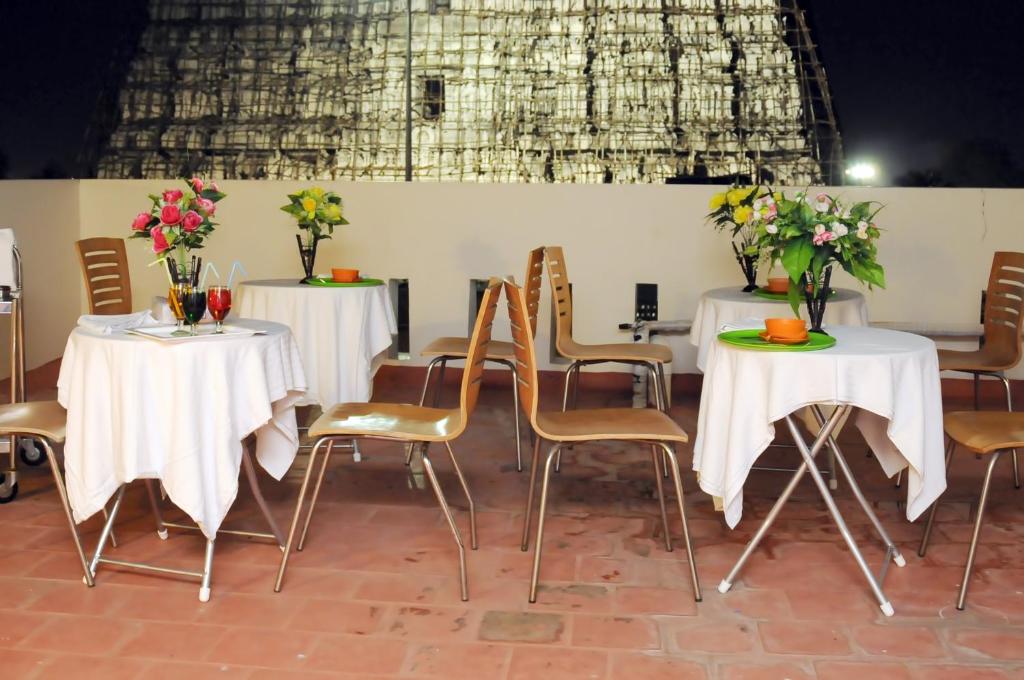 Restaurace v ubytování Sri Sarvesha JS Palace temple view