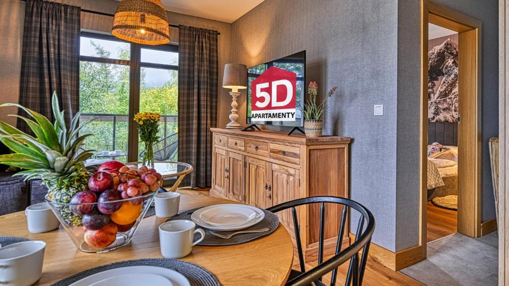 TV a/nebo společenská místnost v ubytování Apartament 102 Orlik z Prywatną Sauną i Widokiem na Śnieżkę - 5D Apartments