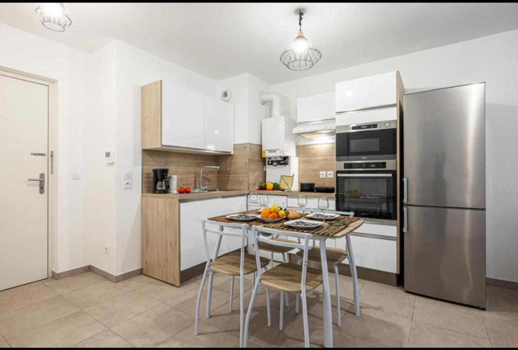 Kuchyň nebo kuchyňský kout v ubytování Appartement nice