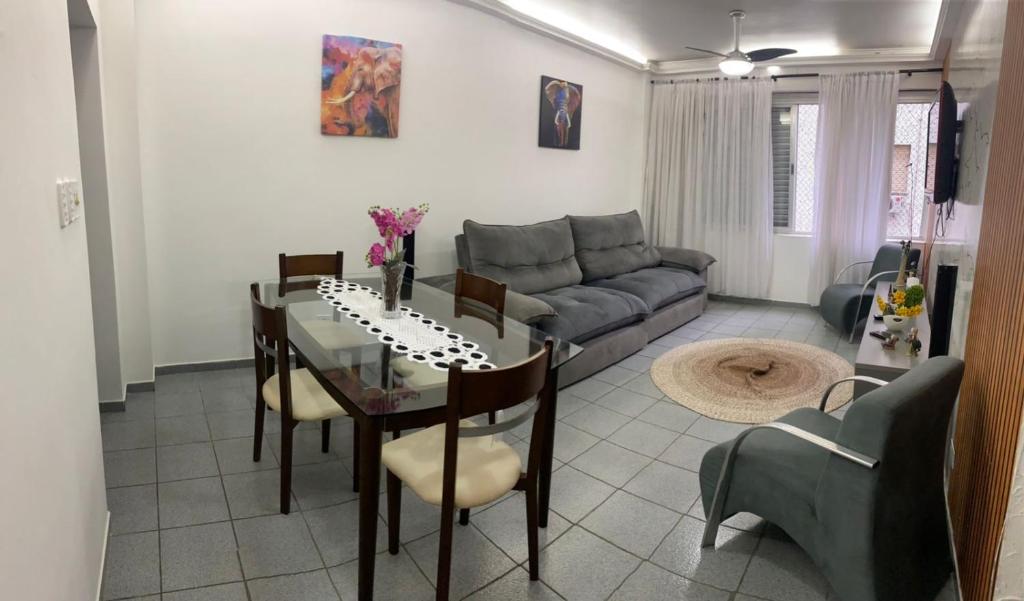 una sala de estar con una mesa y un sofá en Apt 72, en Santos