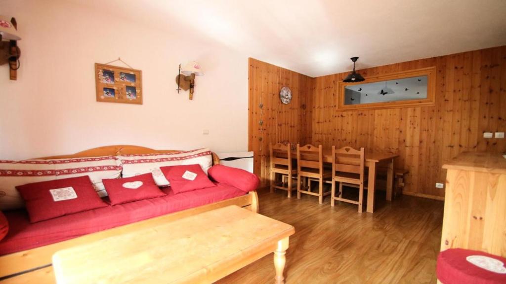 un salon avec un canapé rouge et une table dans l'établissement Résidence Dame Blanche - DBA225 - APPT 1 CHAMBRE + CABINE - BALCON - 6 PERSONNES MAE-8991, à Narreyroux