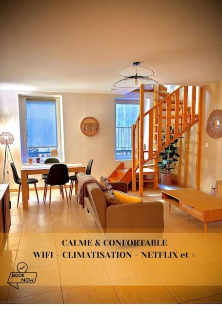 un salon avec un escalier et une salle à manger dans l'établissement Le Chalet Urbain - Montélimar, à Montélimar