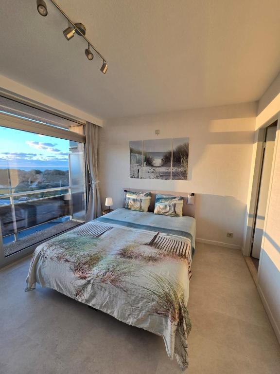 Postel nebo postele na pokoji v ubytování Cosy apartment with sea view Residentie Astrid