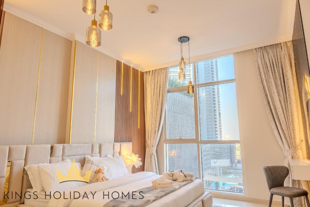 Postel nebo postele na pokoji v ubytování Royal suites Dunya tower Burj Khalifa St Kings