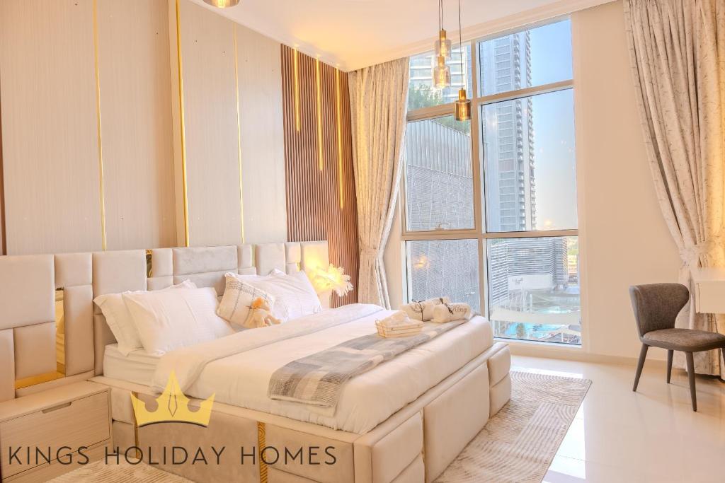 Postel nebo postele na pokoji v ubytování Royal suites Dunya tower Burj Khalifa St Kings