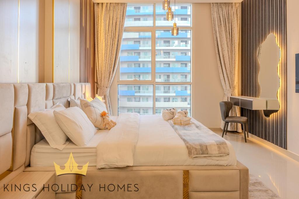 Postel nebo postele na pokoji v ubytování Royal suites Dunya tower Burj Khalifa St Kings