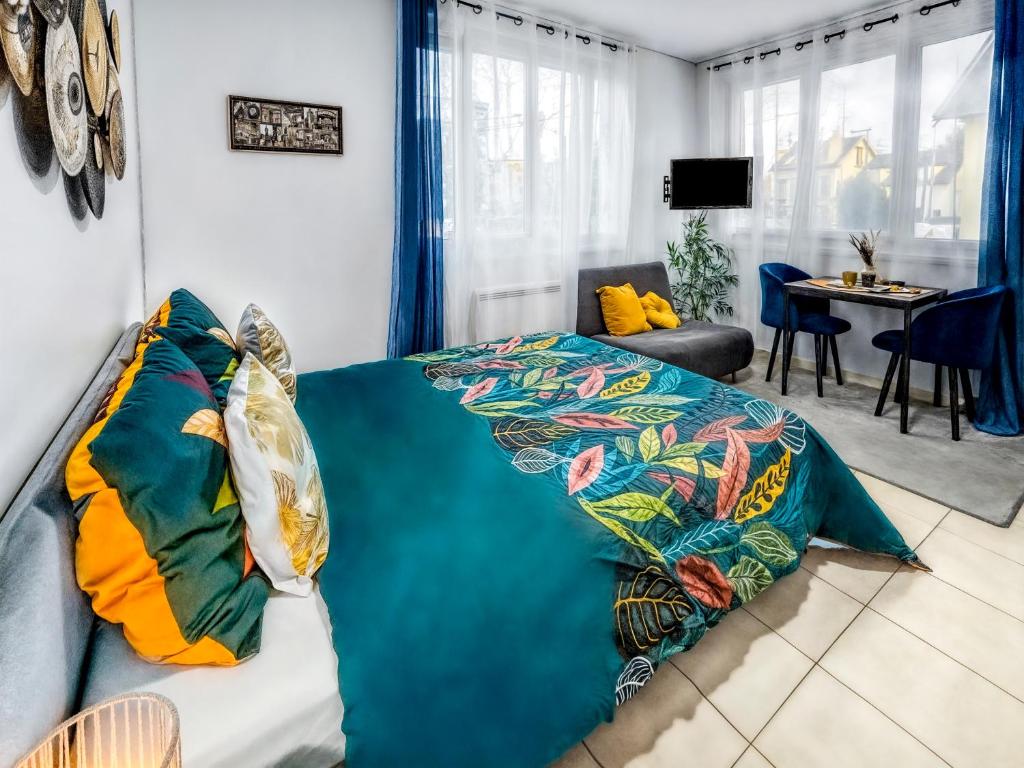 - un salon avec un canapé et des oreillers colorés dans l'établissement Charmant studio vue dégagée et cuisine équipée, à Bobigny