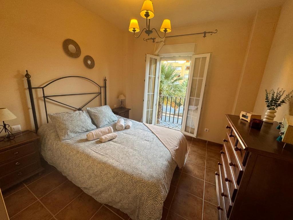 Giường trong phòng chung tại Apartamento Isla Canela Los Cisnes