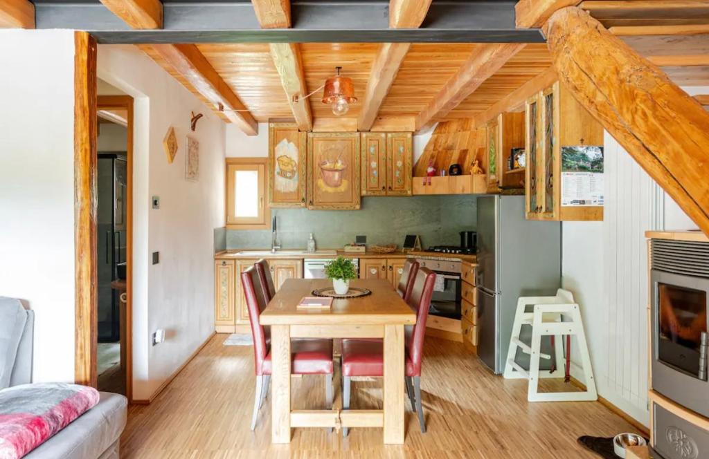 Kuchyň nebo kuchyňský kout v ubytování CHALET AVERT spiazzi di gromo