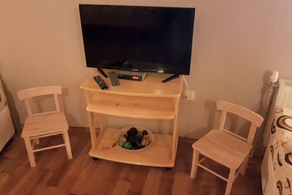 TV a/nebo společenská místnost v ubytování Duvaro Guesthouse
