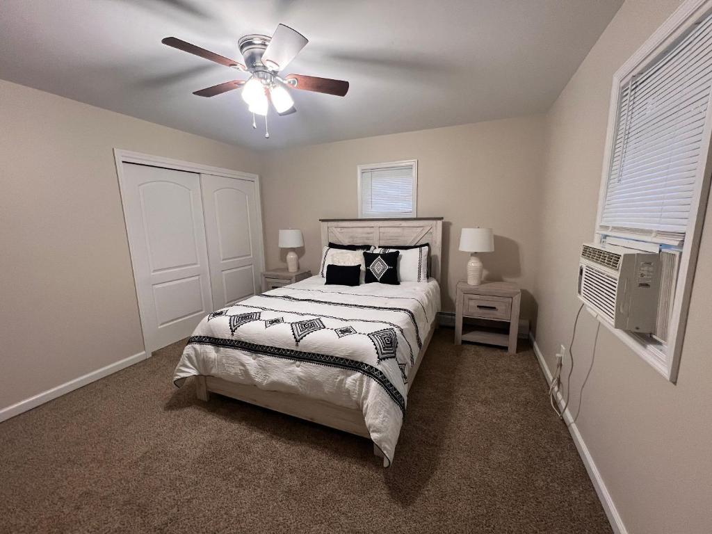 Postel nebo postele na pokoji v ubytování Peaceful home in mount bethel, PA