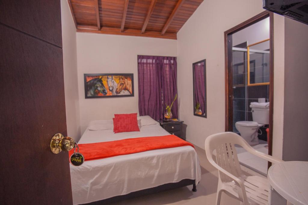 Postel nebo postele na pokoji v ubytování Hotel Palma De Sevilla