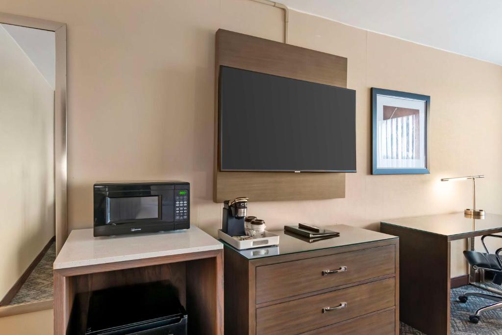 Best Western Plus Kansas City Sports Complex Hotel - King Room With Bath Tub - Mobility Accessible