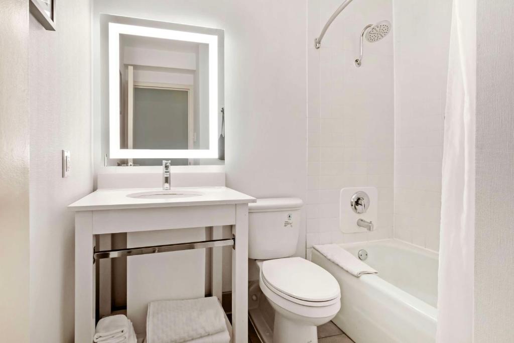 Best Western Plus Kansas City Sports Complex Hotel photo