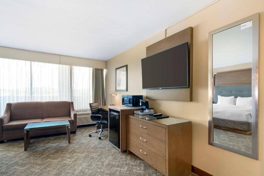 Best Western Plus Kansas City Sports Complex Hotel photo