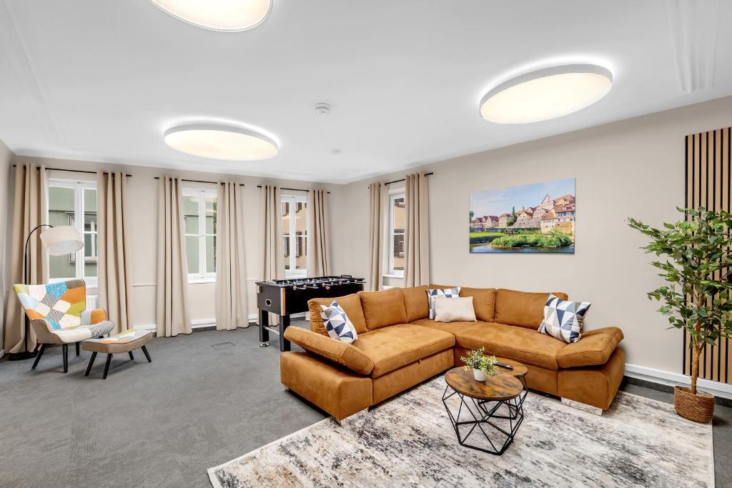 a living room with a couch and a table at INhome - Zentral - Küche - TV - Netflix in Schwäbisch Hall