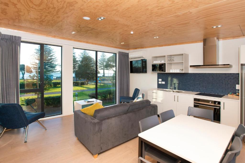 Kuchyň nebo kuchyňský kout v ubytování Waikanae Beach Ocean View Apartments