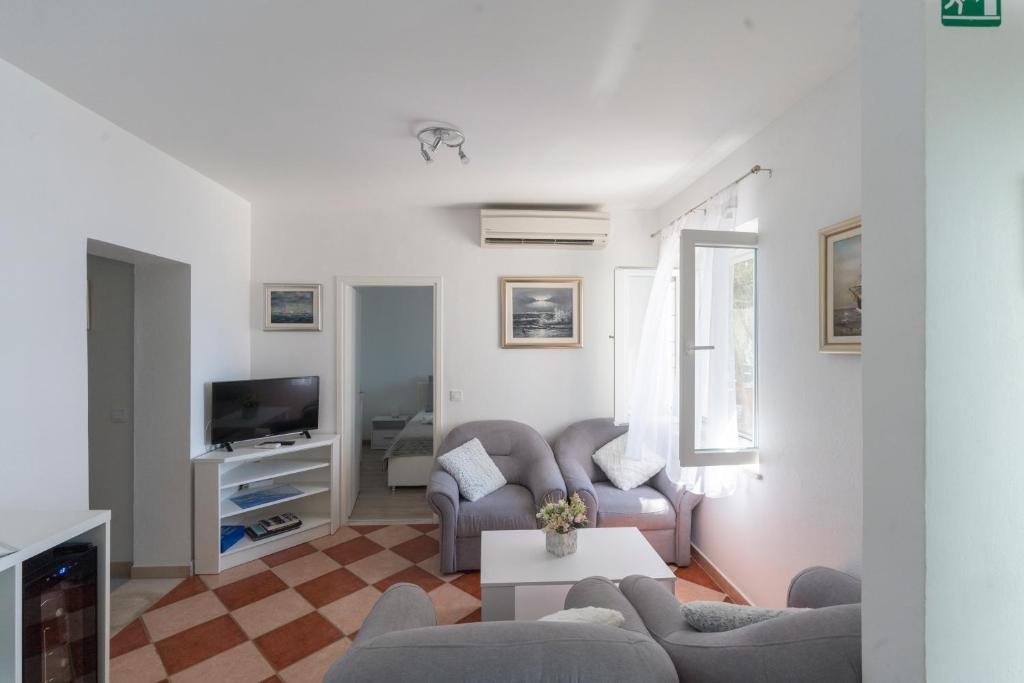 TV i/ili zabavni centar u objektu Seafront Villa Toma with Heated Pool