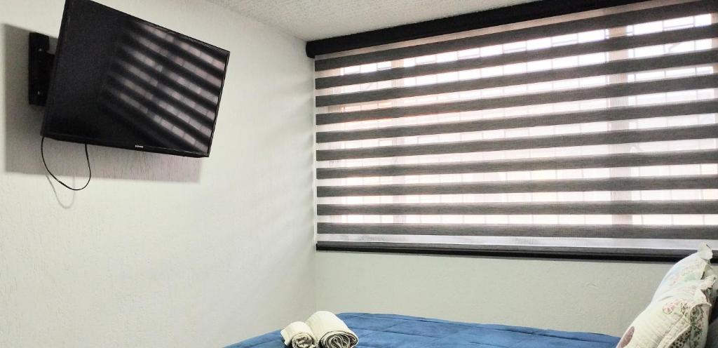 TV a/nebo společenská místnost v ubytování Habitación cerca Parque Simón Bolívar Aeropuerto Movistar Arena
