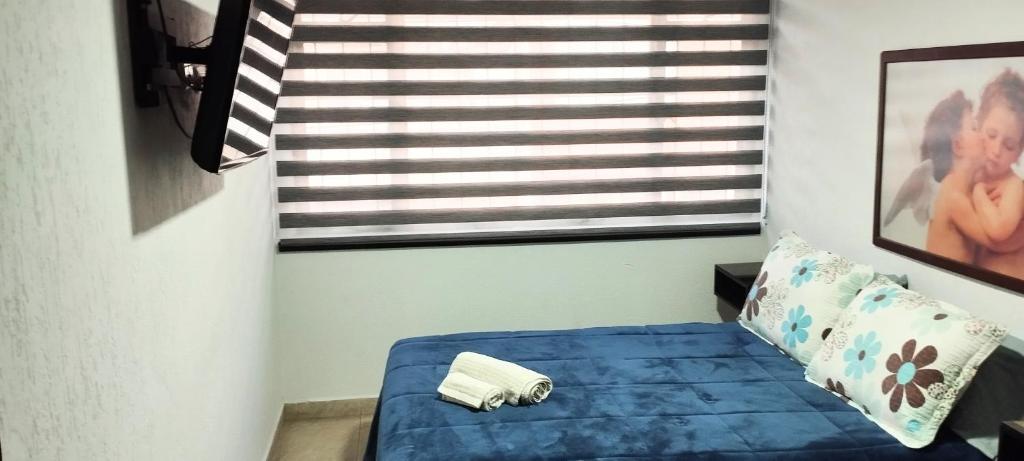 Postel nebo postele na pokoji v ubytování Habitación cerca Parque Simón Bolívar Aeropuerto Movistar Arena