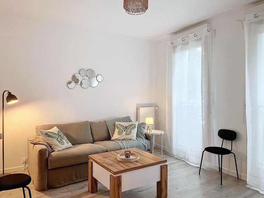 un salon avec un canapé et une table basse dans l'établissement Appartement cocon entre Paris et Disneyland, à Noisy-le-Grand