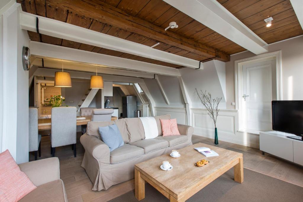 een woonkamer met een bank en een tafel bij Grand Canal Boutique Hotel in Amsterdam
