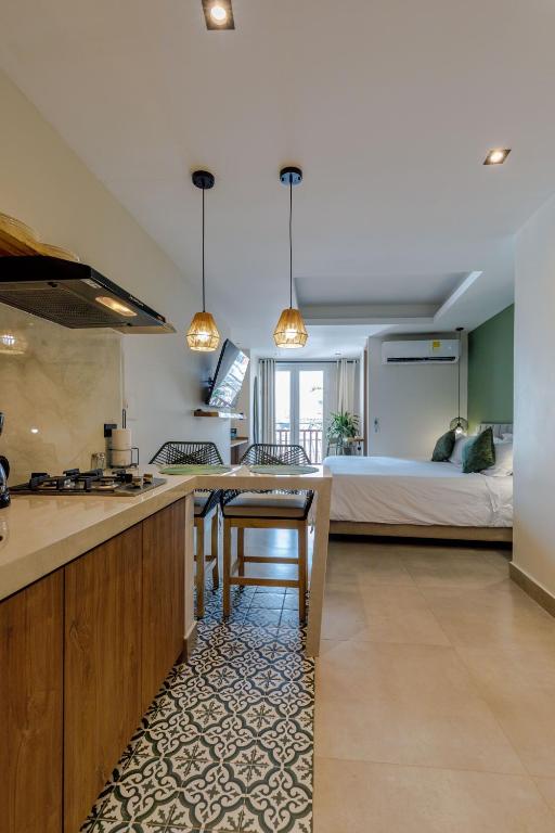 a kitchen and living room with a bed in the background at De la cruz Studio Apartments in Cartagena de Indias
